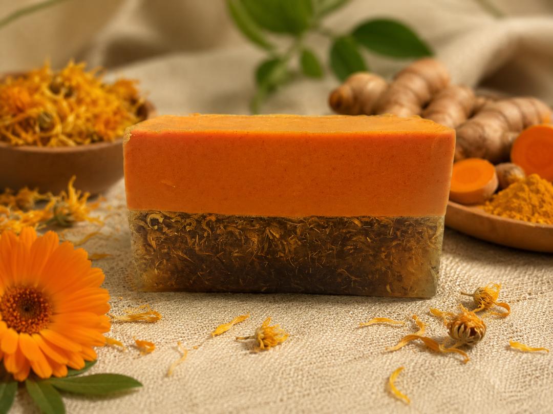 JABÓN ARTESANAL DE CÚRCUMA Y CALÉNDULA Y ACEITE DE JOJOBA.